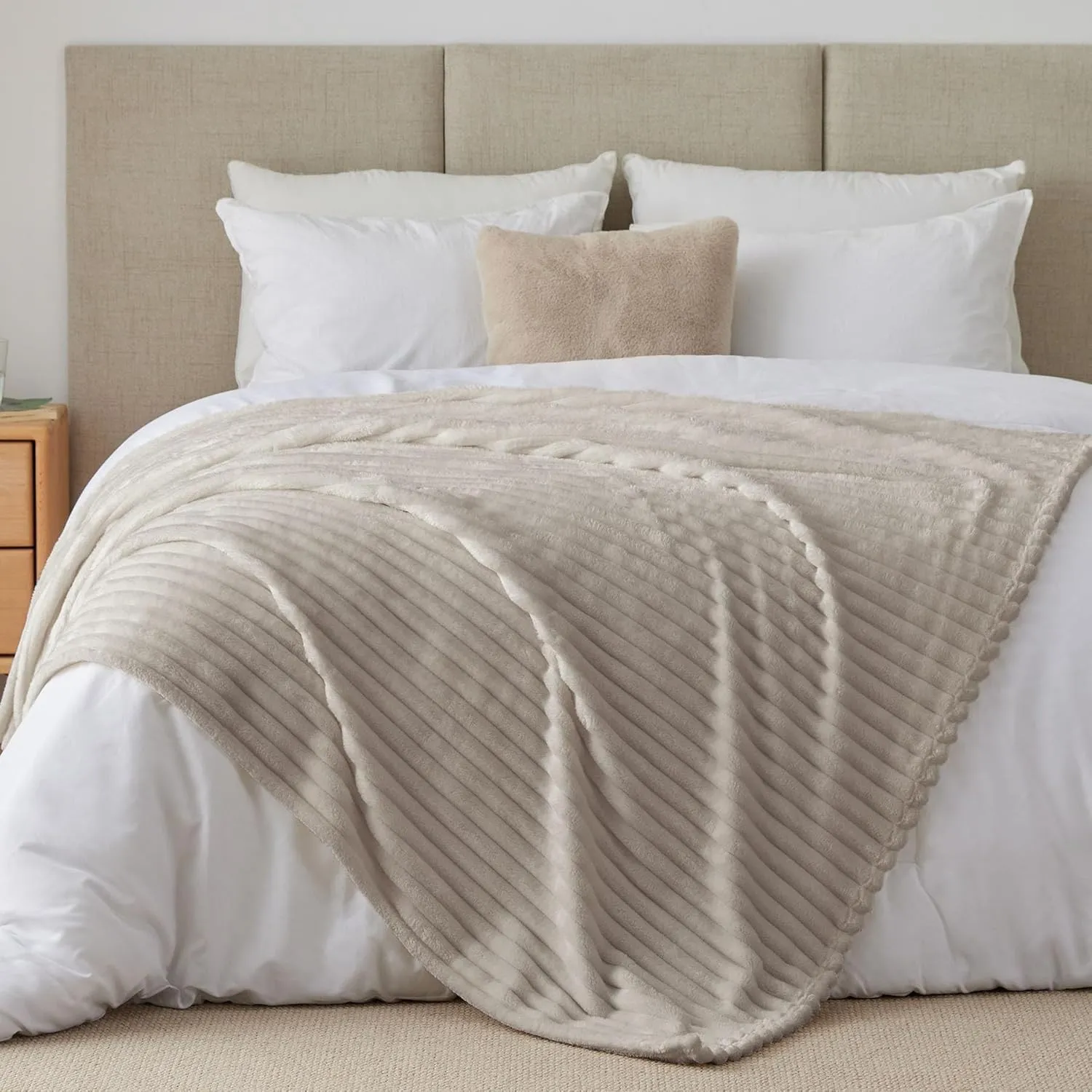 BEDELITE Kuscheldecke Flauschig Deko Decke für Bett, Beige, 220x240 | Große XXL Fleecedecke, Cord Überwurf für Wohnzimm…
