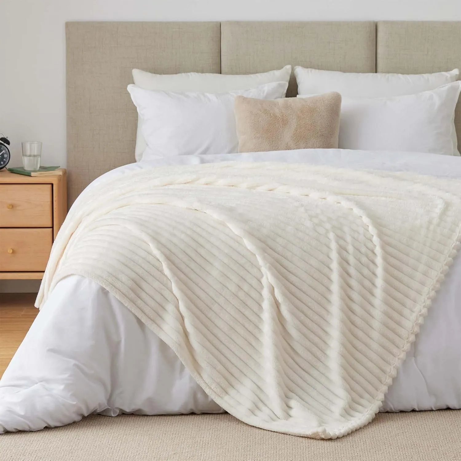 BEDELITE Kuscheldecke Flauschig Deko Decke für Bett, Cremeweiß, 220x240 | Große XXL Fleecedecke, Cord Überwurf für Wohn…