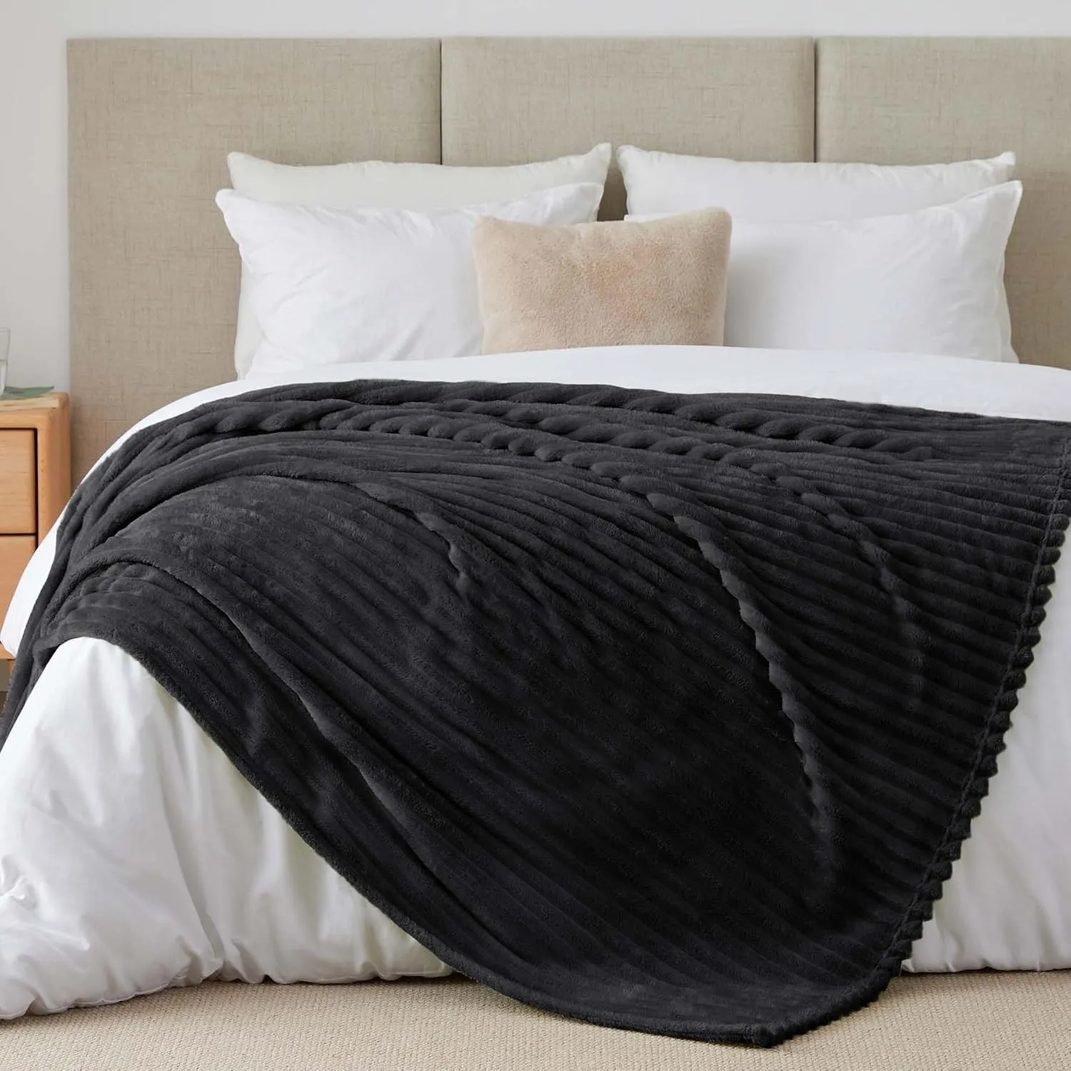 BEDELITE Kuscheldecke Flauschig Deko Decke für Bett, Schwarz, 220x240