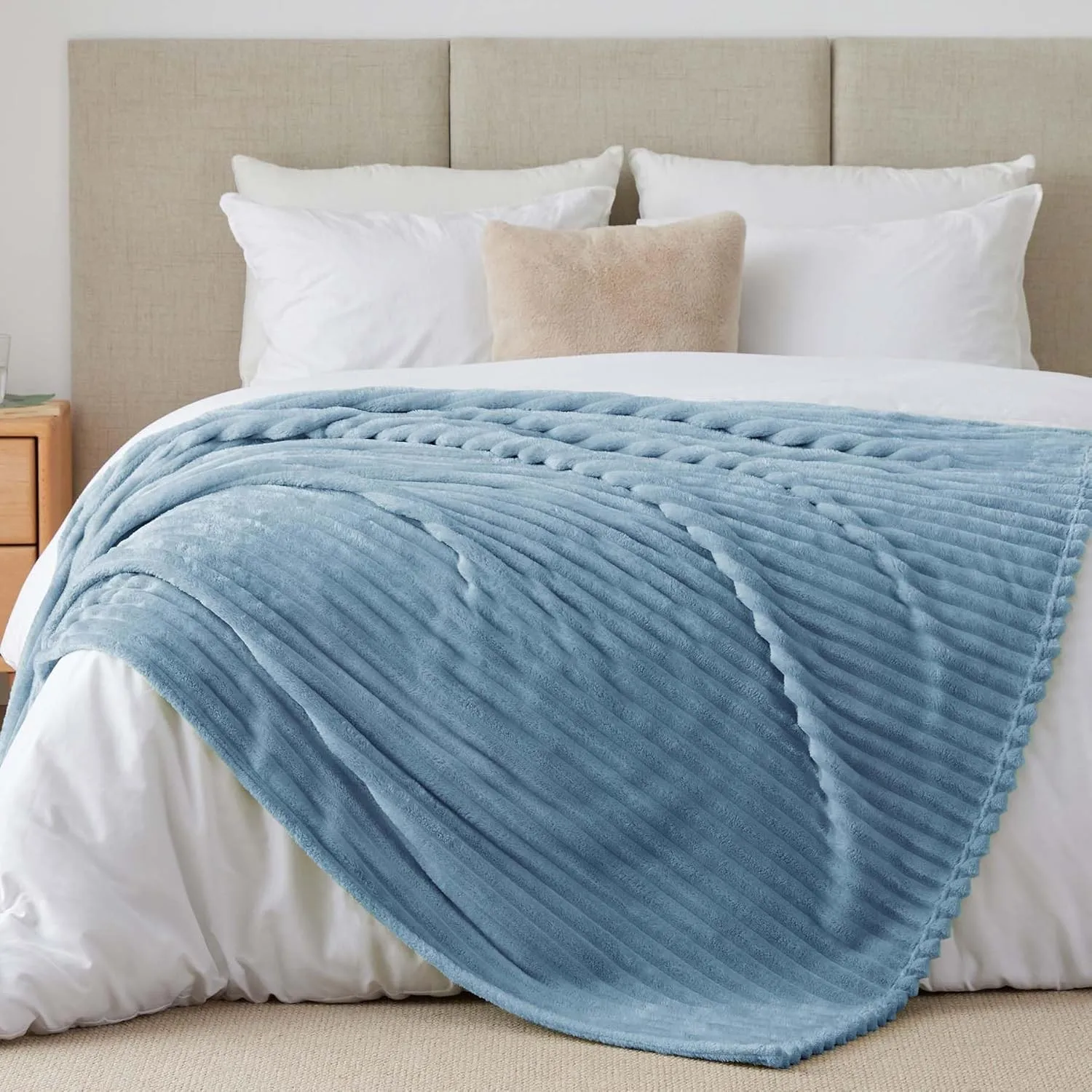BEDELITE Kuscheldecke Flauschig Deko Decke für Bett, Hellblau, 230x270